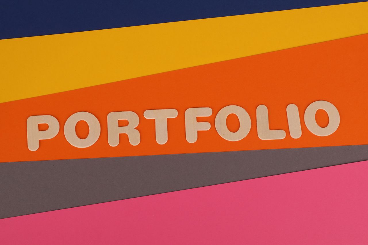 Un fond multicolore éclatant affichant le mot PORTFOLIO en rose sur un papier coloré.